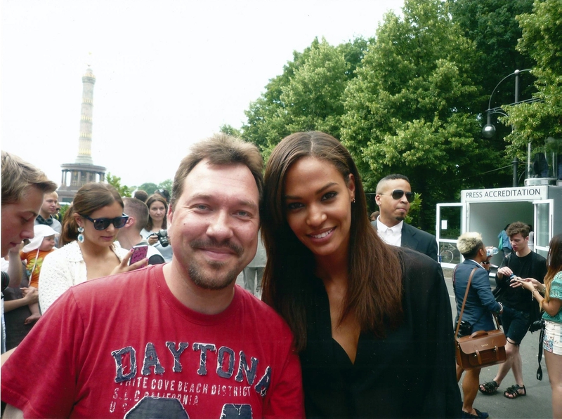 Joan Smalls Photo with RACC Autograph Collector RB-Autogramme Berlin Joan Smalls Photo with RACC Autograph Collector RB-Autogramme Berlin