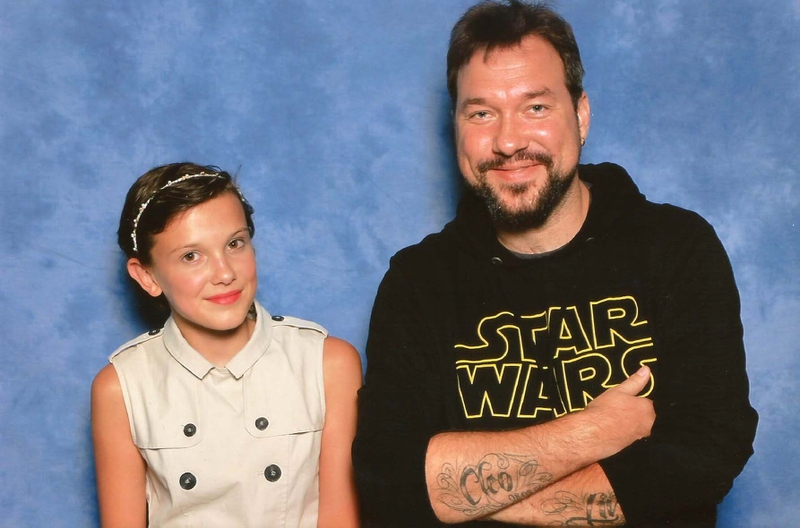 Millie Bobby Brown Photo with RACC Autograph Collector RB-Autogramme Berlin