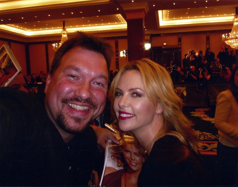 Charlize Theron Photo with RACC Autograph Collector RB-Autogramme Berlin