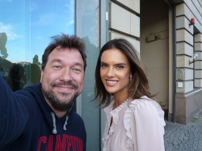 Alessandra Ambrosio Photo with RACC Autograph Collector RB-Autogramme Berlin