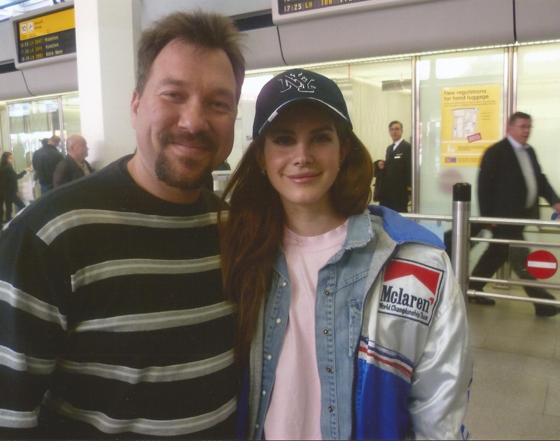 Lana Del Rey Photo with RACC Autograph Collector RB-Autogramme Berlin
