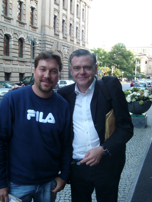 Kevin McNally Photo with RACC Autograph Collector RB-Autogramme Berlin Kevin McNally Photo with RACC Autograph Collector RB-Autogramme Berlin