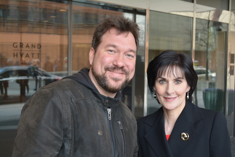 Enya Photo with RACC Autograph Collector RB-Autogramme Berlin