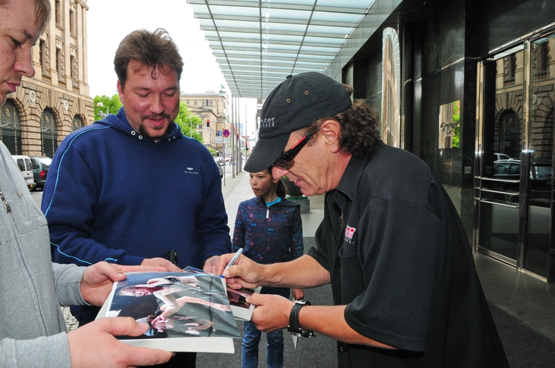 Brian Johnson Photo with RACC Autograph Collector RB-Autogramme Berlin