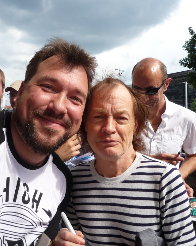 Angus Young Photo with RACC Autograph Collector RB-Autogramme Berlin