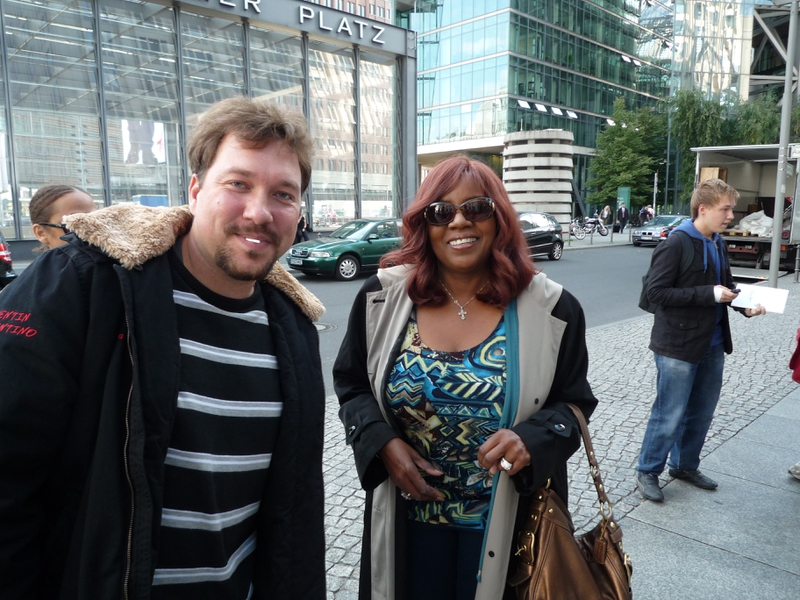 Gloria Gaynor Photo with RACC Autograph Collector RB-Autogramme Berlin Gloria Gaynor Photo with RACC Autograph Collector RB-Autogramme Berlin