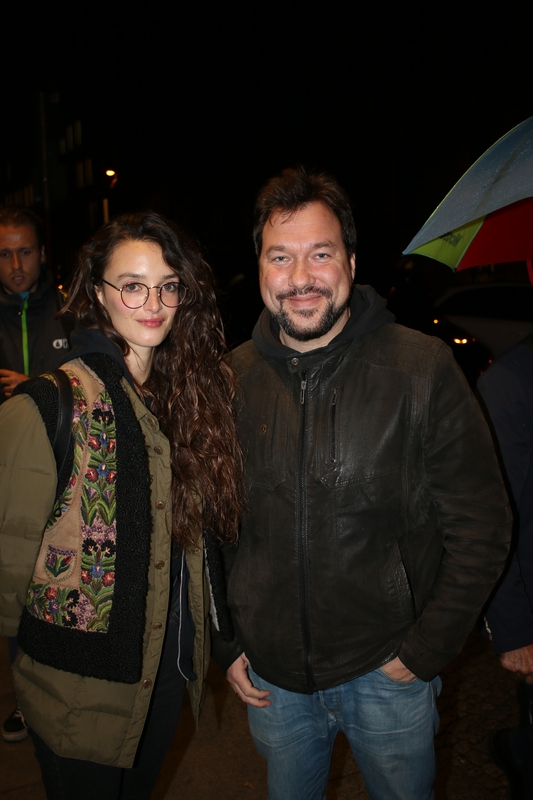 Charlotte Le Bon Photo with RACC Autograph Collector RB-Autogramme Berlin Charlotte Le Bon Photo with RACC Autograph Collector RB-Autogramme Berlin