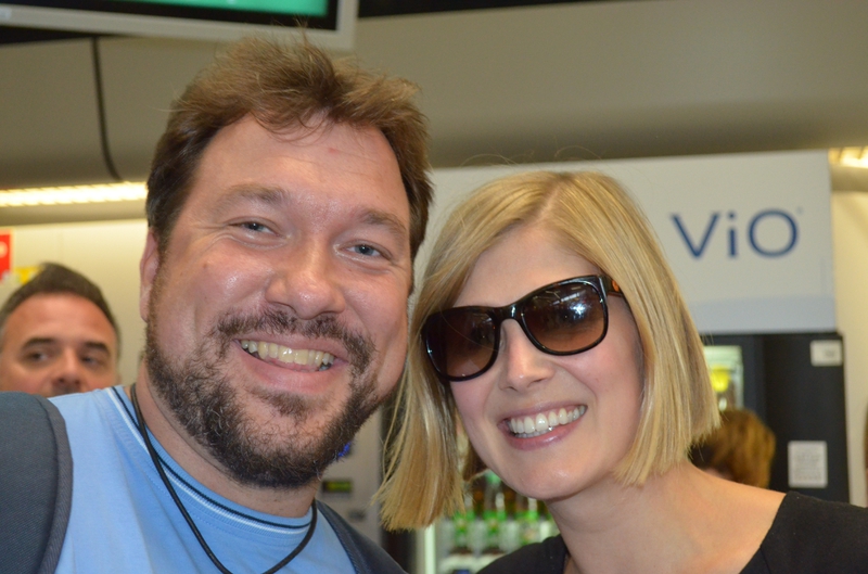 Rosamund Pike Photo with RACC Autograph Collector RB-Autogramme Berlin