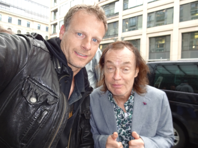 Angus Young Photo with RACC Autograph Collector AV-Autographs