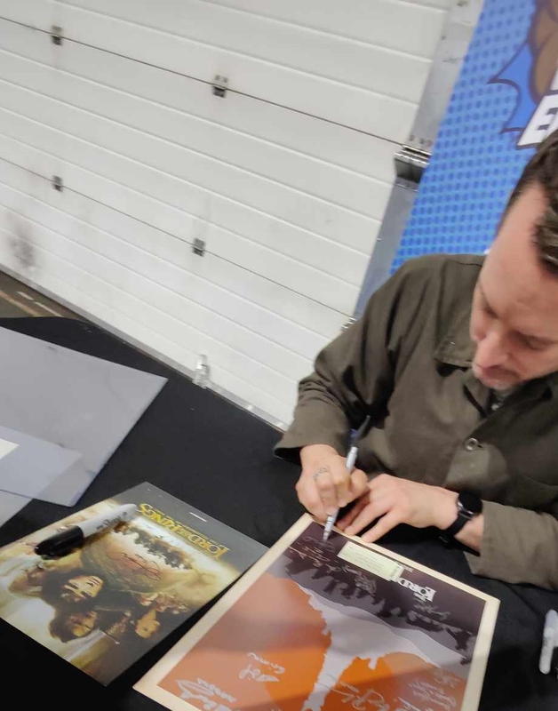Elijah Wood Signing Autograph for RACC Autograph Collector Highland Hobbies