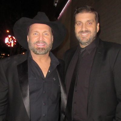 Garth Brooks Autograph Profile