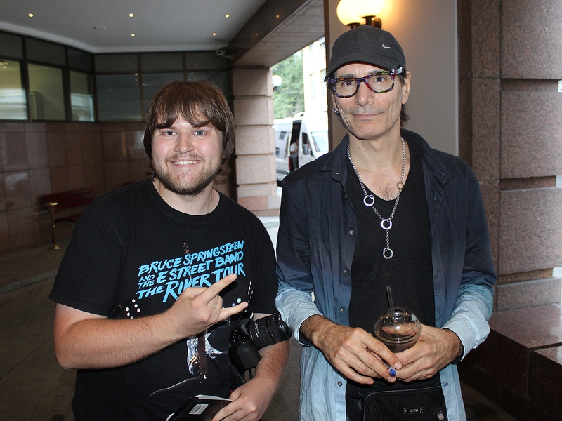 Steve Vai Photo with RACC Autograph Collector Ilya Zeta