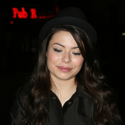 Miranda Cosgrove Autograph Profile