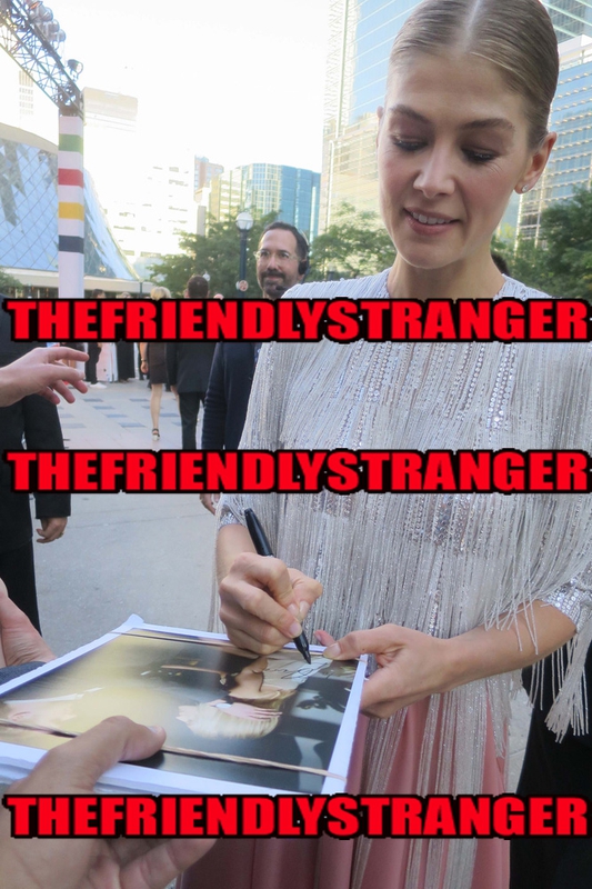 Rosamund Pike Signing Autograph for RACC Autograph Collector THEFRIENDLYSTRANGER