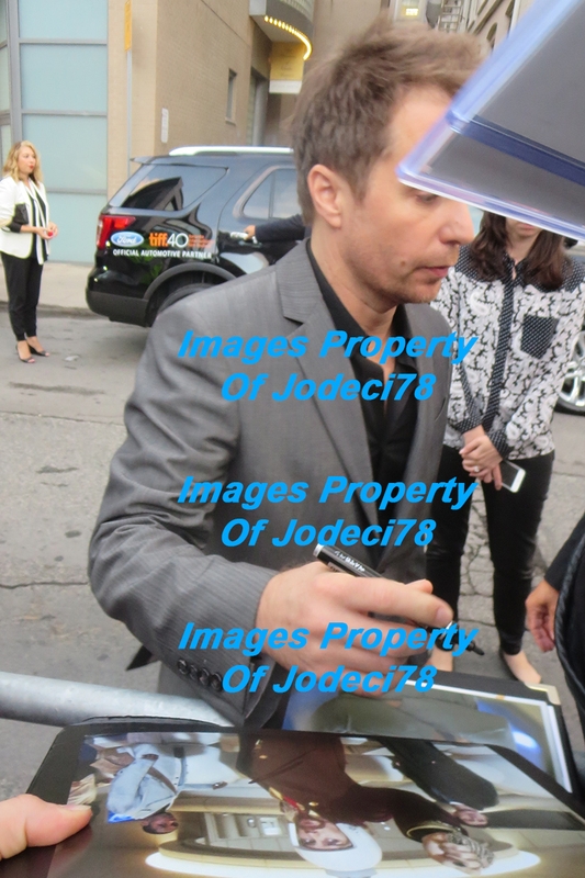 Sam Rockwell Signing Autographs for RACC Autograph Collector Randolph Chiang Sam Rockwell Signing Autograph for RACC Autograph Collector Randolph Chiang