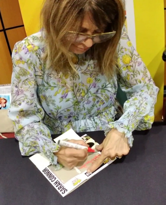 Linda Hamilton Signing Autograph for RACC Autograph Collector TIBERA AUTOGRAPHS