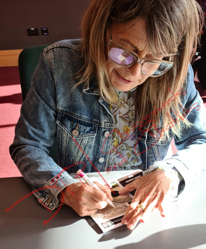 Linda Hamilton Signing Autograph for RACC Autograph Collector TIBERA AUTOGRAPHS