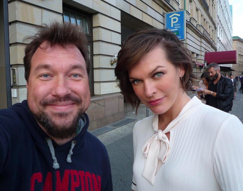 Milla Jovovich Photo with RACC Autograph Collector RB-Autogramme Berlin