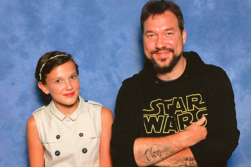 Millie Bobby Brown Photo with RACC Autograph Collector RB-Autogramme Berlin