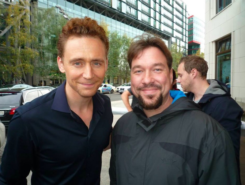 Tom Hiddleston Photo with RACC Autograph Collector RB-Autogramme Berlin