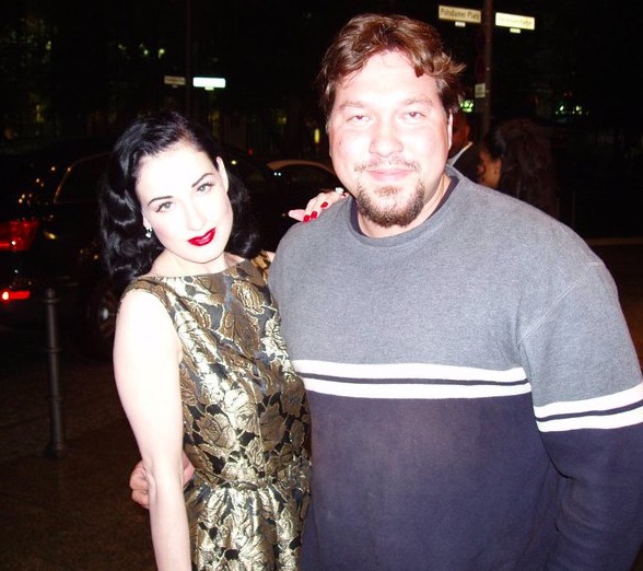 Dita Von Teese Photo with RACC Autograph Collector RB-Autogramme Berlin Dita Von Teese Photo with RACC Autograph Collector RB-Autogramme Berlin