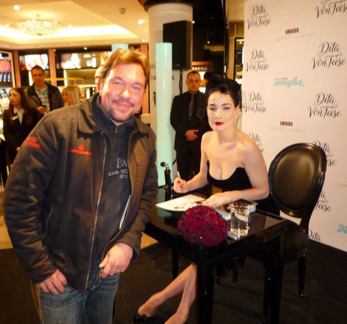 Dita Von Teese Photo with RACC Autograph Collector RB-Autogramme Berlin