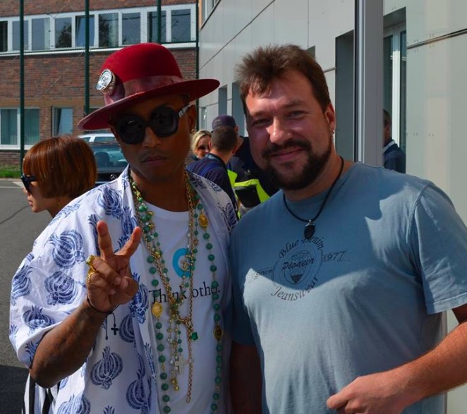 Pharrell Williams Photo with RACC Autograph Collector RB-Autogramme Berlin Pharrell Williams Photo with RACC Autograph Collector RB-Autogramme Berlin