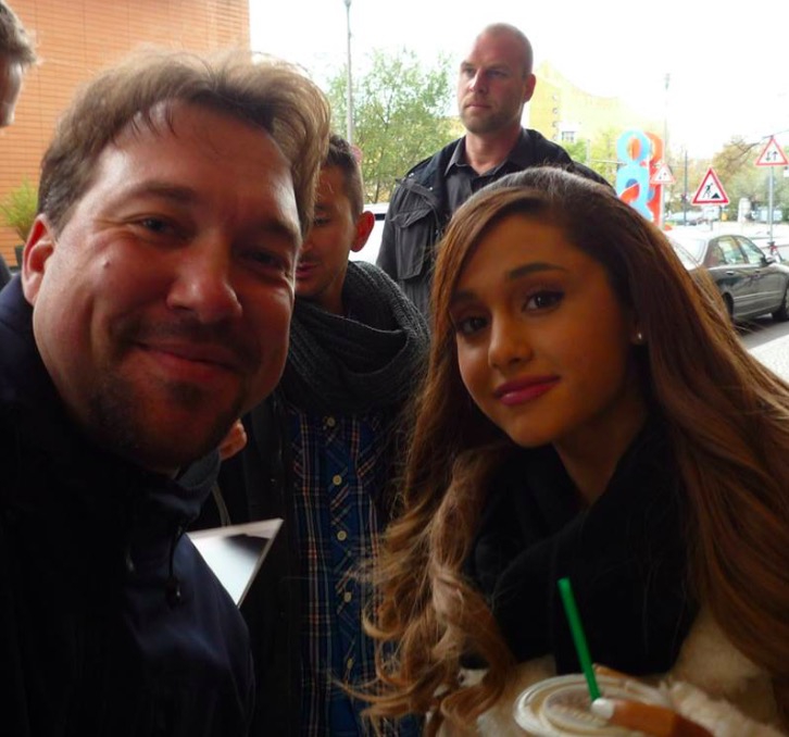 Ariana Grande Photo with RACC Autograph Collector RB-Autogramme Berlin