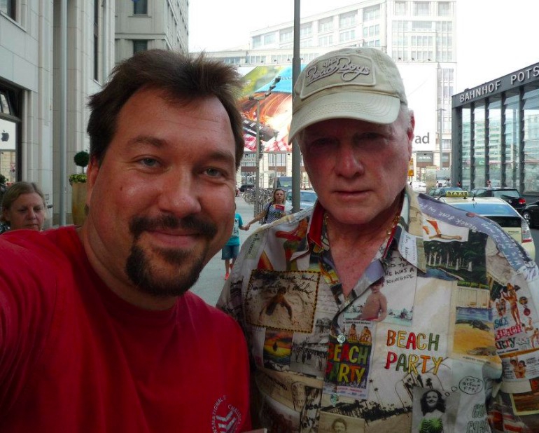 Mike Love Photo with RACC Autograph Collector RB-Autogramme Berlin Mike Love Photo with RACC Autograph Collector RB-Autogramme Berlin