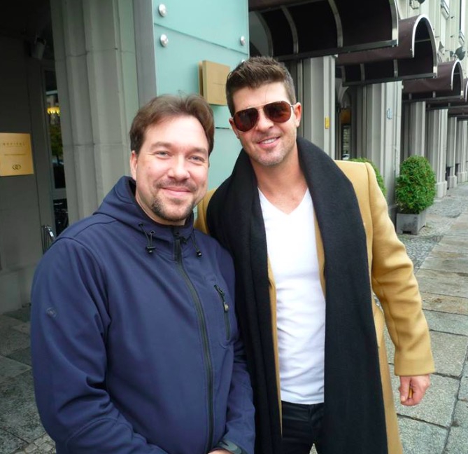 Robin Thicke Photo with RACC Autograph Collector RB-Autogramme Berlin Robin Thicke Photo with RACC Autograph Collector RB-Autogramme Berlin