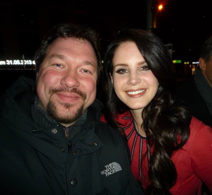 Lana Del Rey Photo with RACC Autograph Collector RB-Autogramme Berlin Lana Del Rey Photo with RACC Autograph Collector RB-Autogramme Berlin