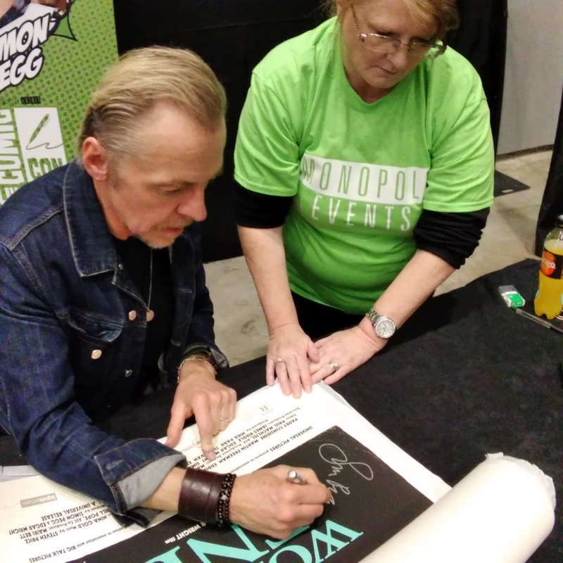 Simon Pegg Signing Autographs for RACC Autograph Collector TIBERA AUTOGRAPHS Simon Pegg Signing Autograph for RACC Autograph Collector TIBERA AUTOGRAPHS