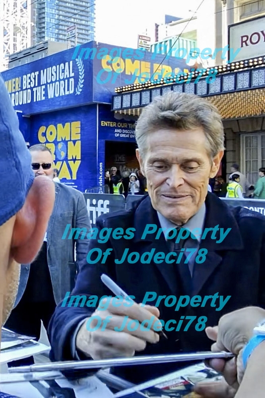 Willem Dafoe Signing Autographs for RACC Autograph Collector Randolph Chiang Willem Dafoe Signing Autograph for RACC Autograph Collector Randolph Chiang