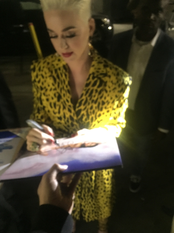 Katy Perry Signing Autograph for RACC Autograph Collector Mike Schreiber