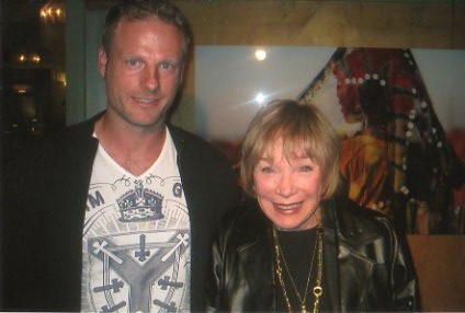 Shirley MacLaine Photo with RACC Autograph Collector AV-Autographs