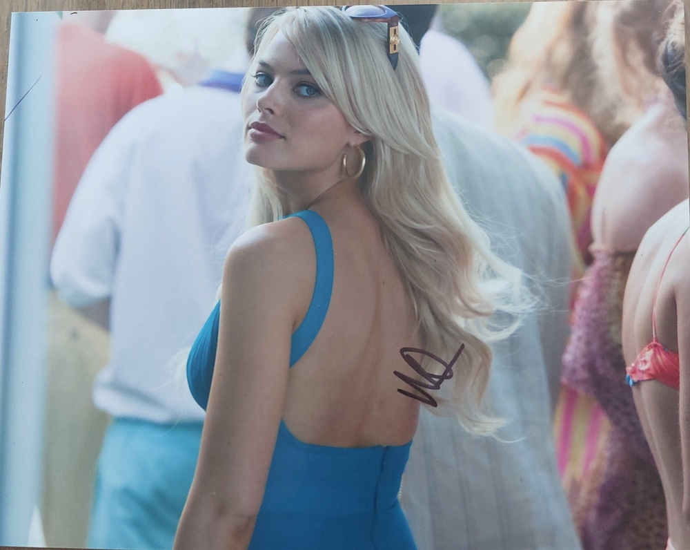 Margot Robbie signed item
