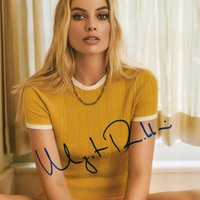 Margot Robbie signed item