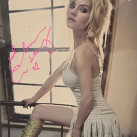 Elisha Cuthbert signed photo (other size)