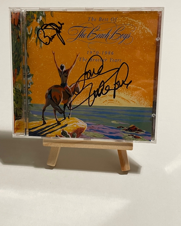 The Beach Boys - The Best of The Beach Boys CD. Signed by Bruce Johnston and Mike Love