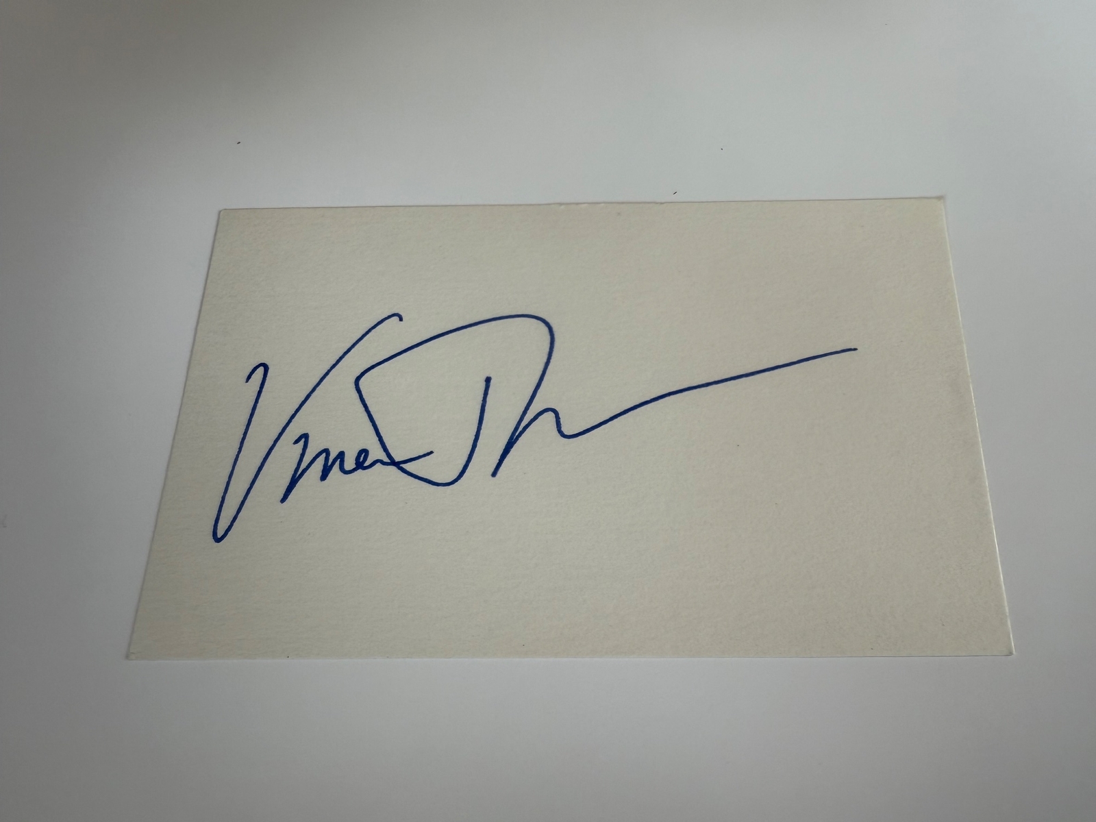 Uma Thurman signed card