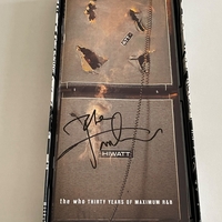 The Who - Thirty years of maximum R&B. Booklet signed by Pete Townsend. 1 CD signed by Pete Townsend, one cd signed by Roger Daltrey and one cd signed by John Entwhistle