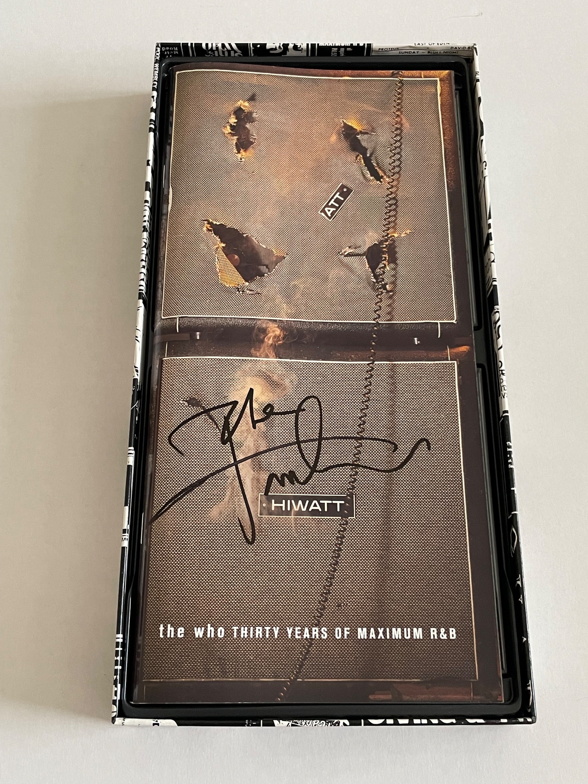 The Who - Thirty years of maximum R&B. Booklet signed by Pete Townsend. 1 CD signed by Pete Townsend, one cd signed by Roger Daltrey and one cd signed by John Entwhistle