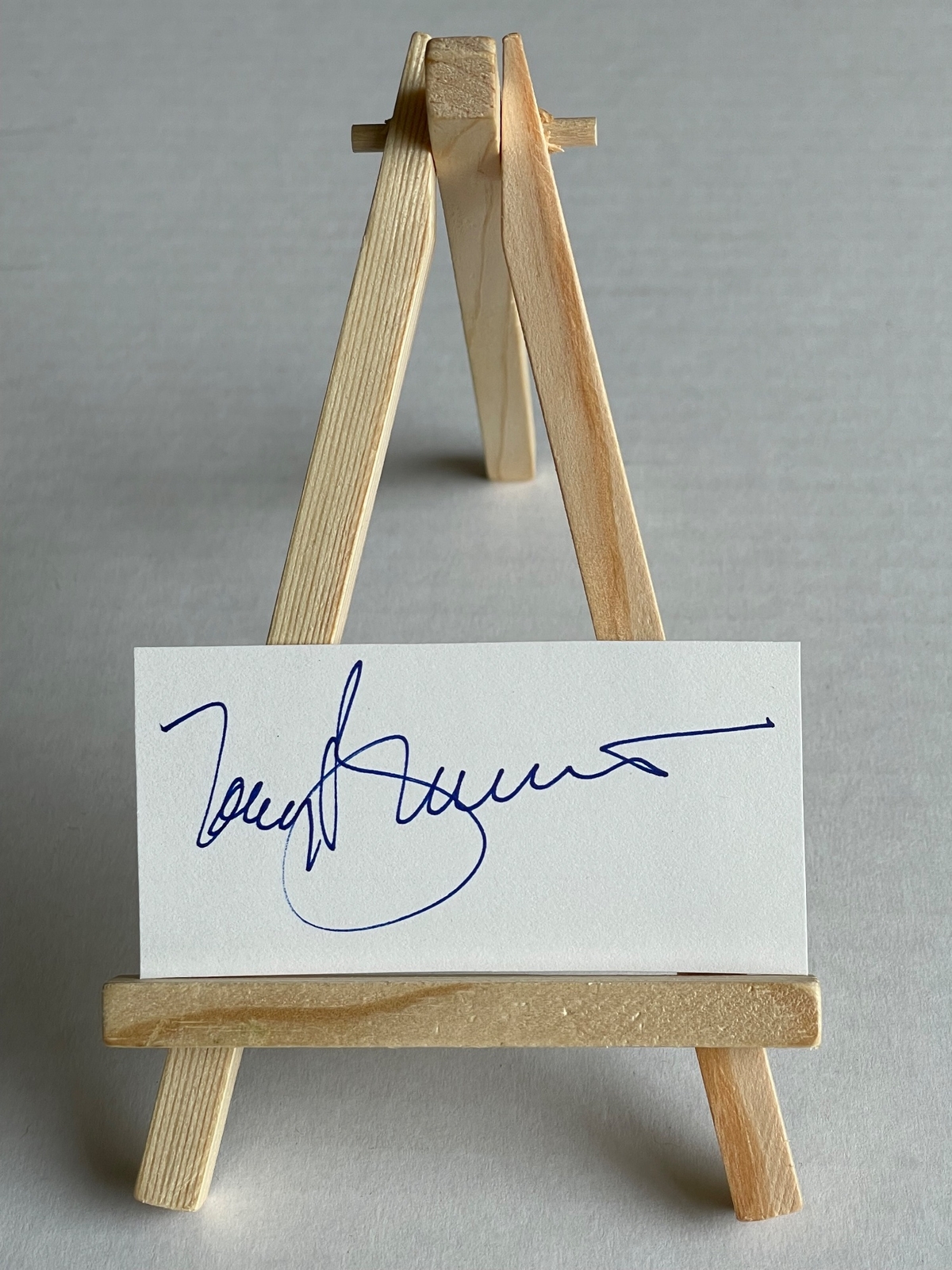 signed white card by Tony Bennett