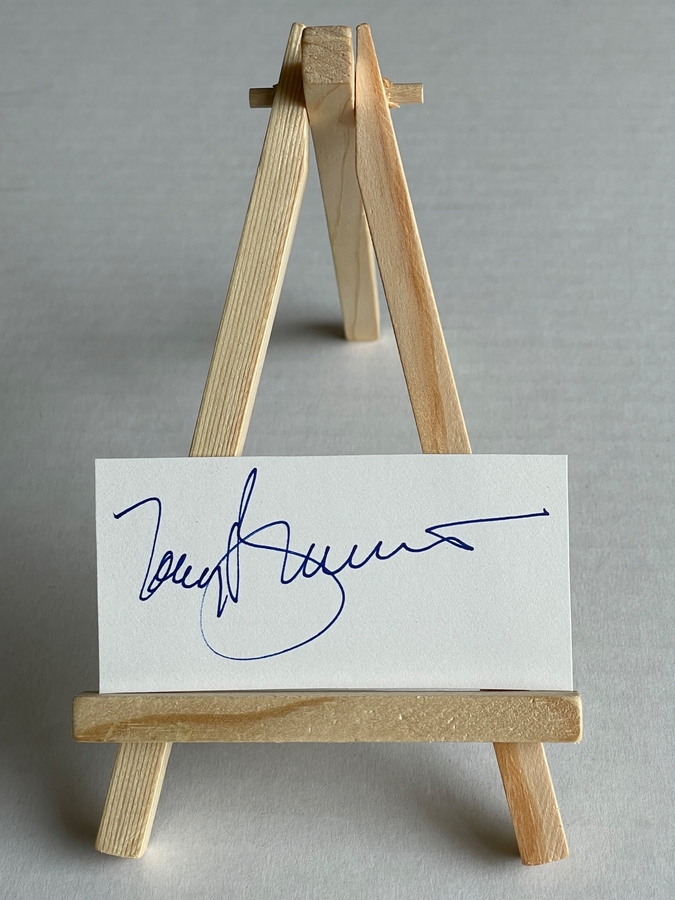 signed white card by Tony Bennett