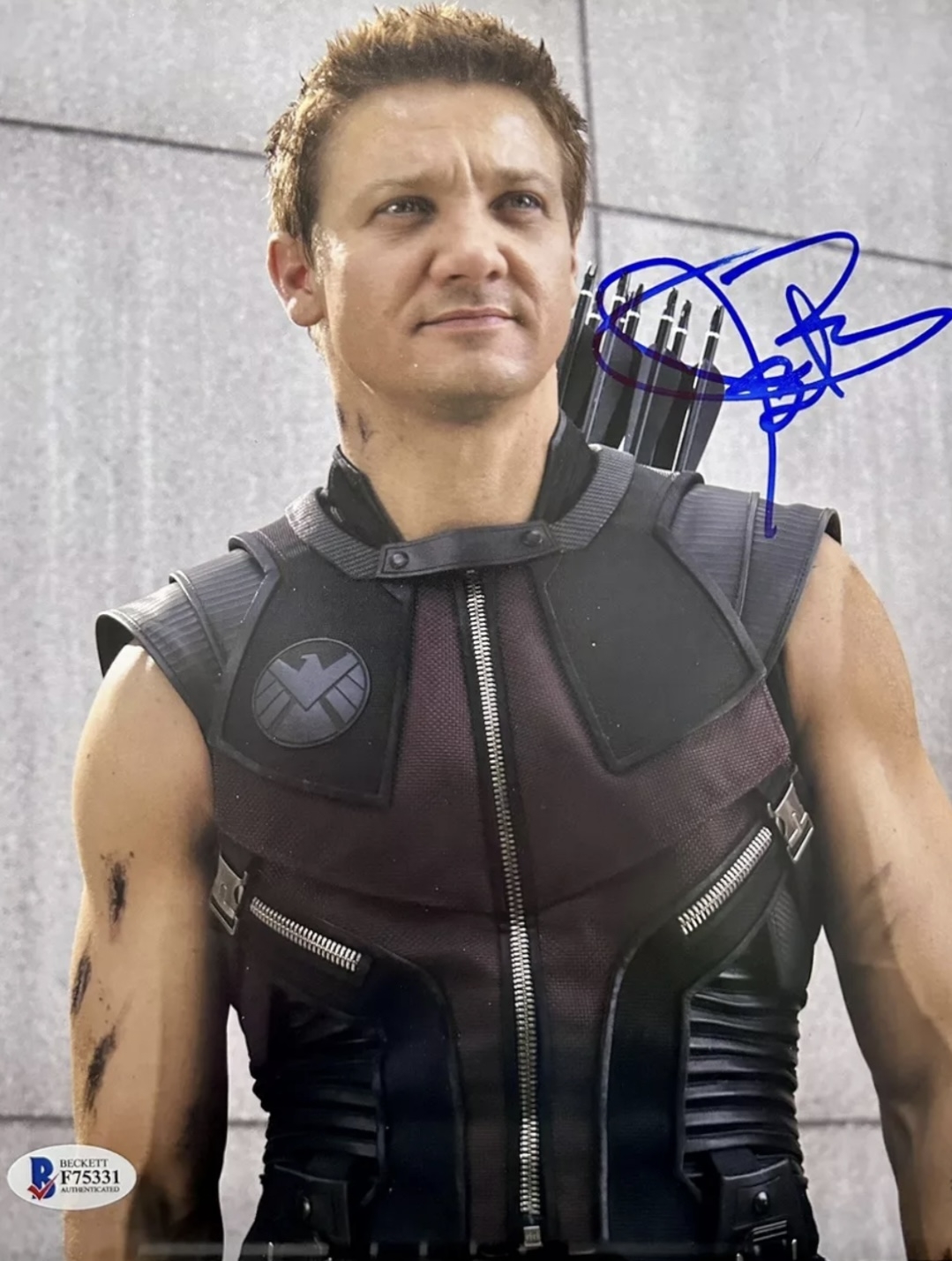 Jeremy Renner signed item