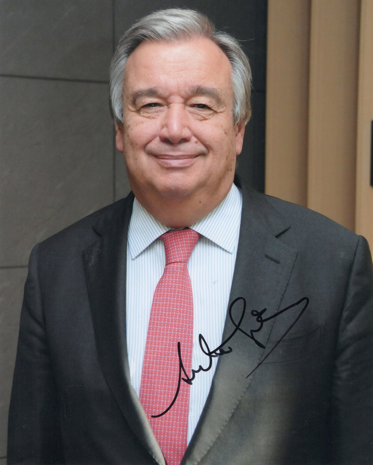 Antonio Guterres signed item