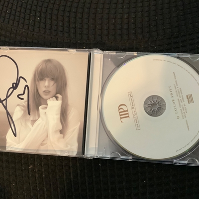 Taylor Swift signed item