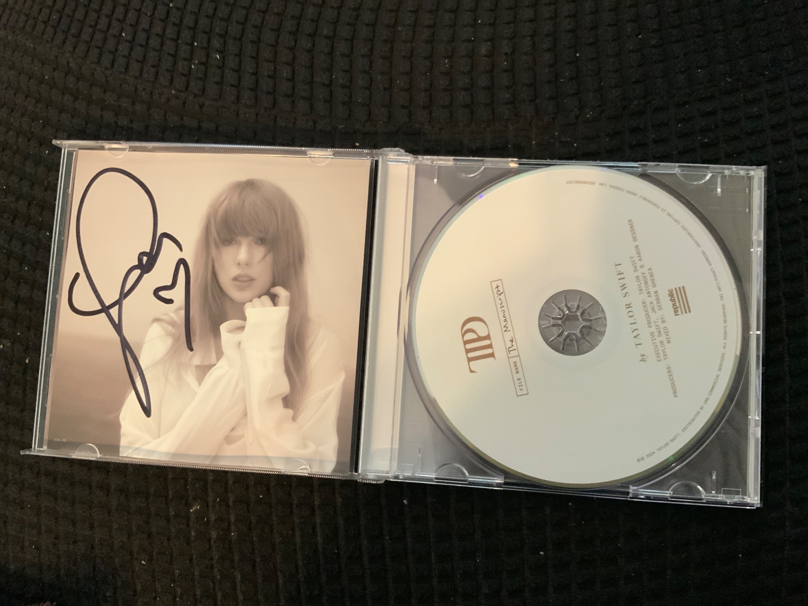 Taylor Swift signed item
