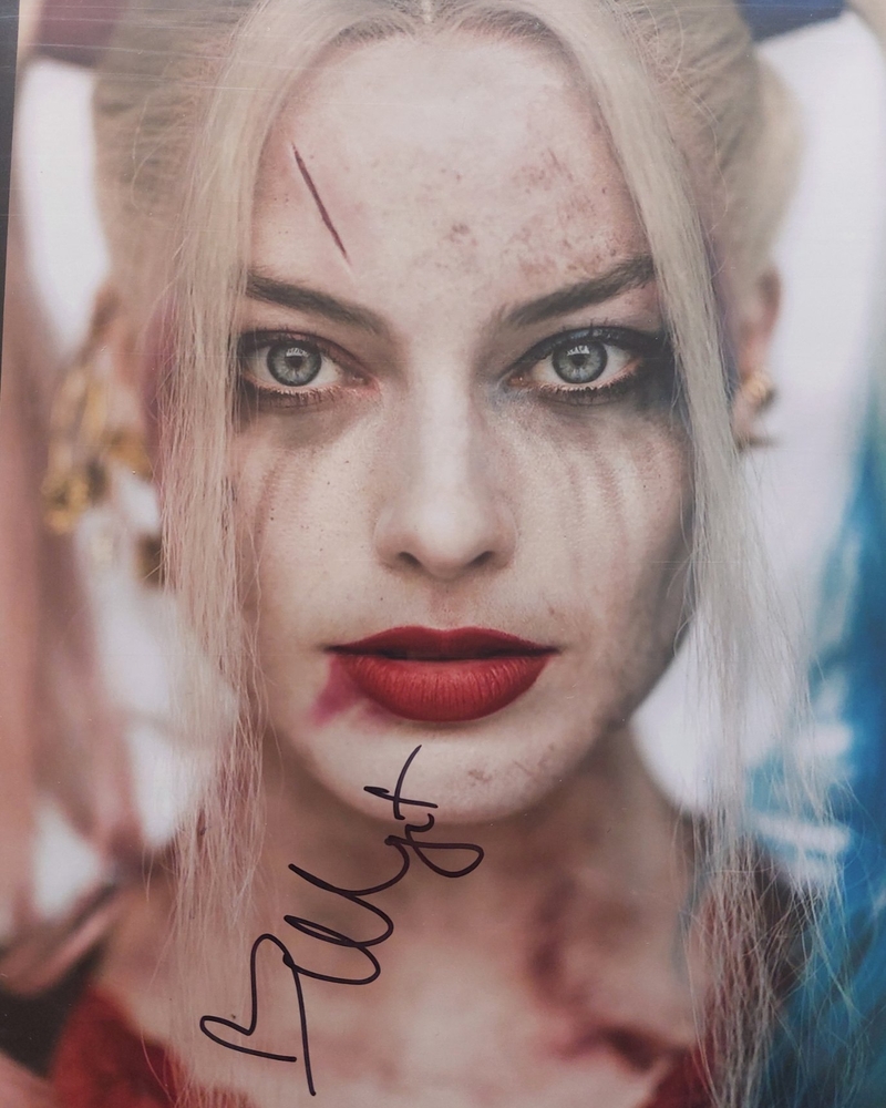 Margot Robbie signed item