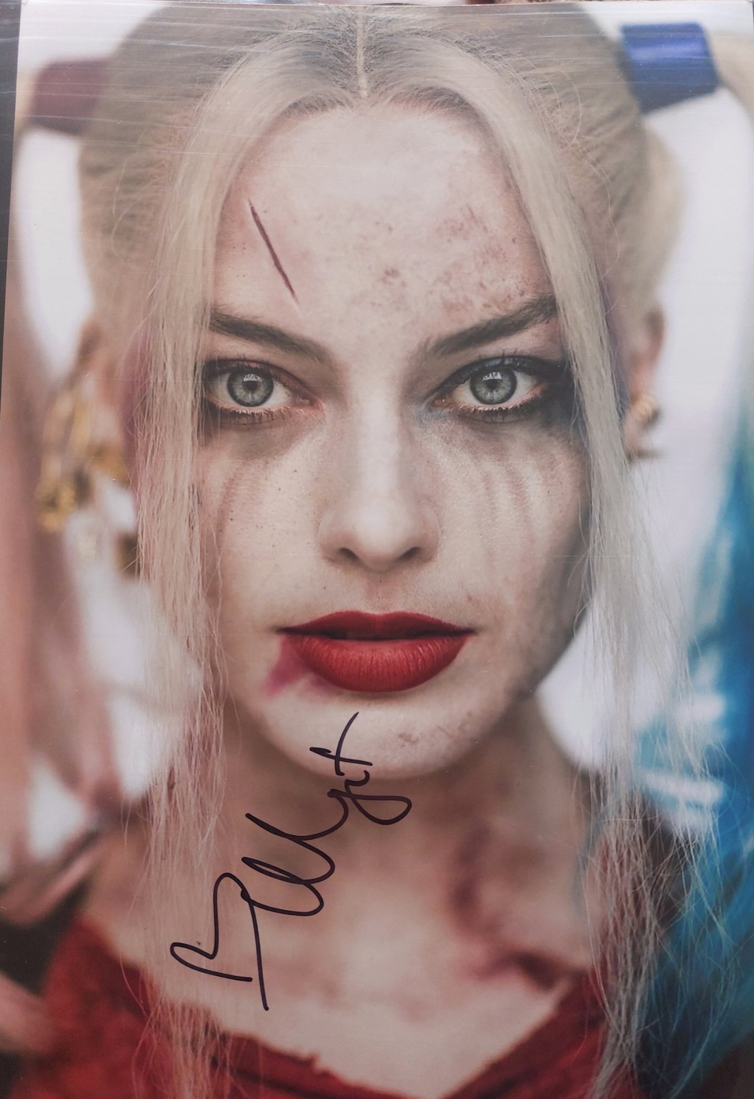 Margot Robbie signed item